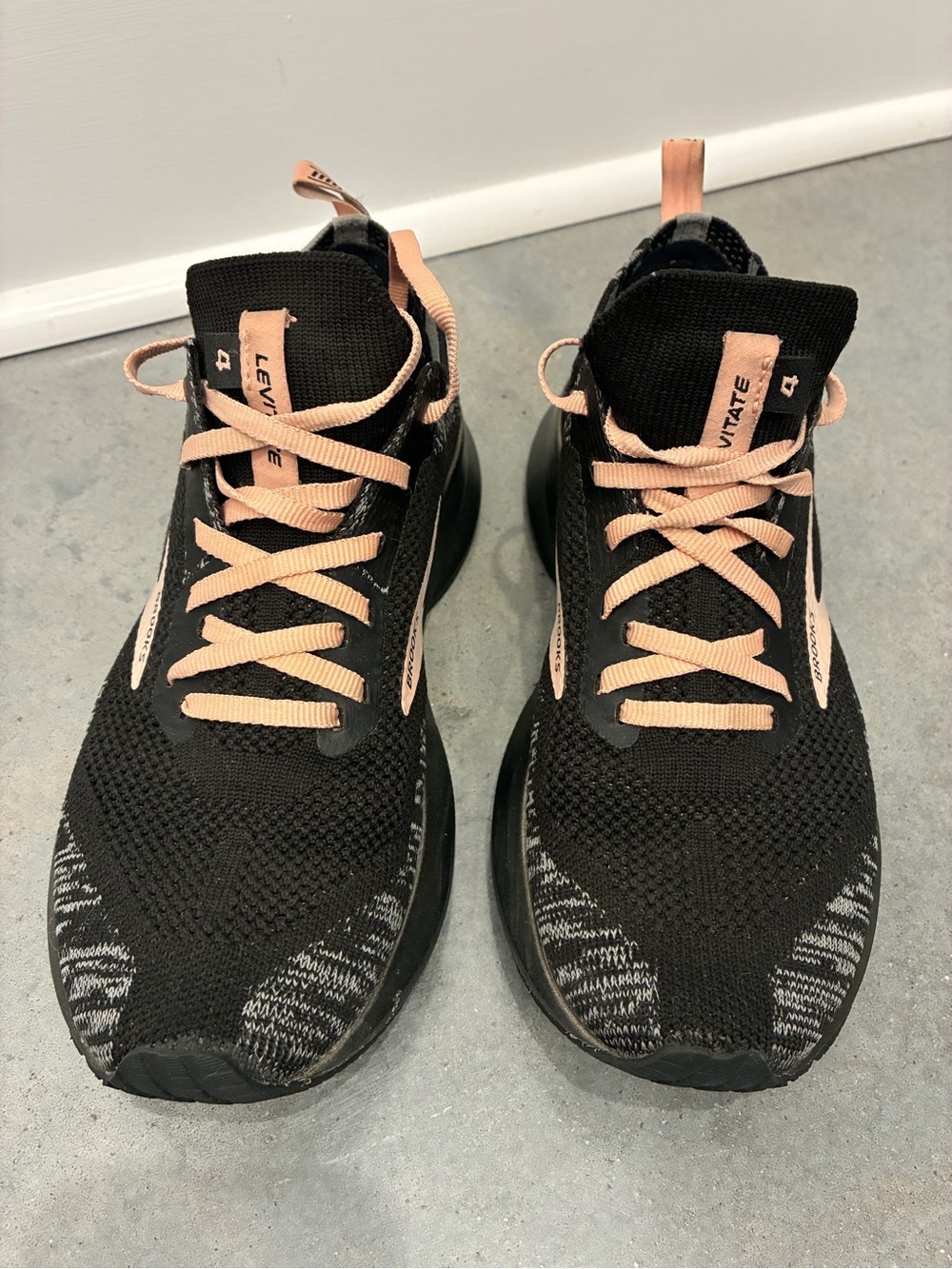 Brooks Levitate 4 Women's sneakers in the Black/Grey/Coral Cloud